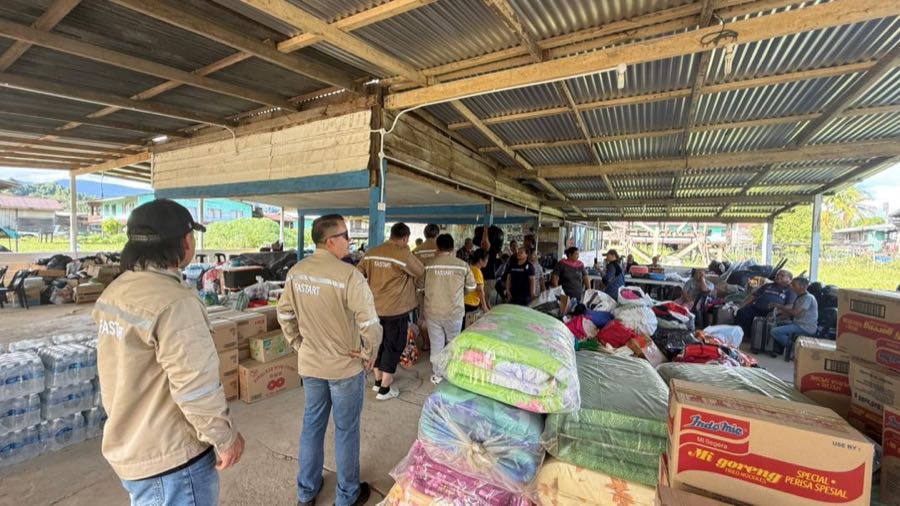 Fastart staff with relief supplies being distributed to the fire victims