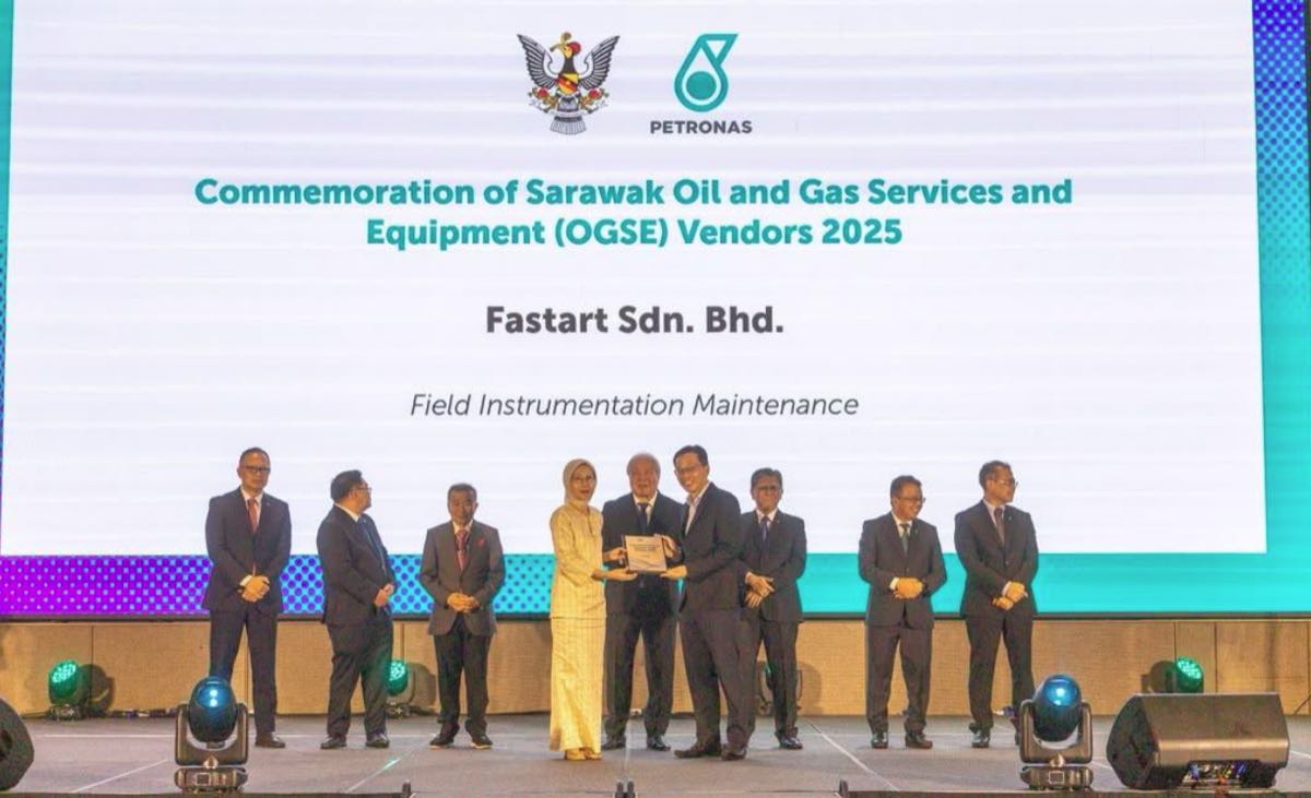 Fastart Sdn Bhd receiving the Field Instrumentation Maintenance award on stage at the Commemoration of Sarawak OGSE Vendors 2025