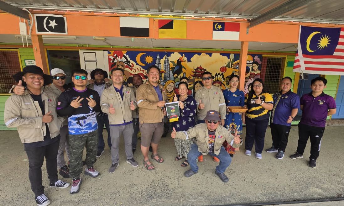 Fastart team and school representatives at SK Sungai Bain, Baram