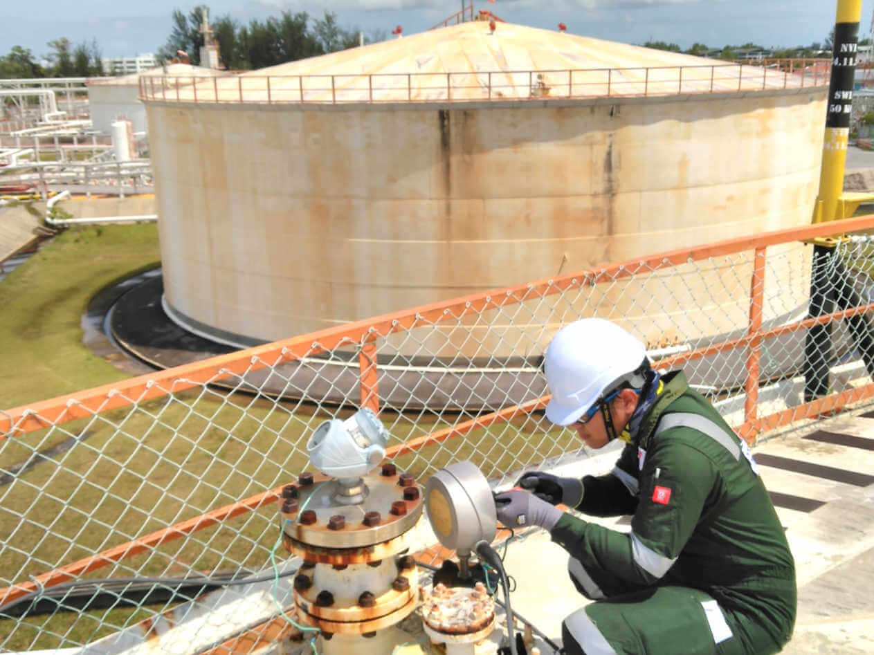 Blasting and painting operations on offshore structure